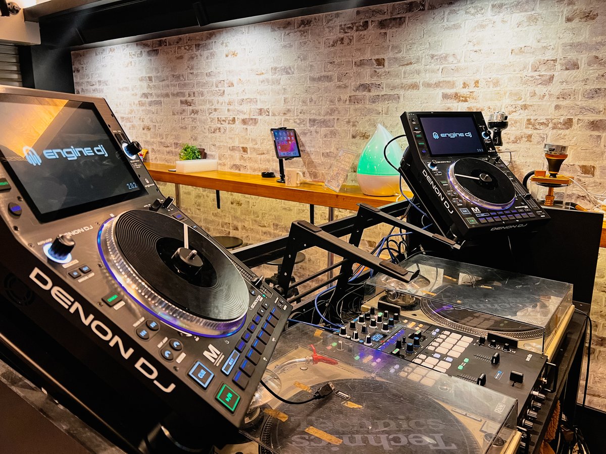 DENON_DJ_JP's tweet image. DENON DJ SC6000MがアニソンDJ-club雷神さん(@anicafe_RAIZEEN )の１Fに導入されました！ミキサーには姉妹ブランドのRane Seventyが導入されています！12月21日19時からSC6000Mが体験できるイベントが開催されますので是非ご参加を！！
#DENONDJ #DJ #SC6000M #Rane