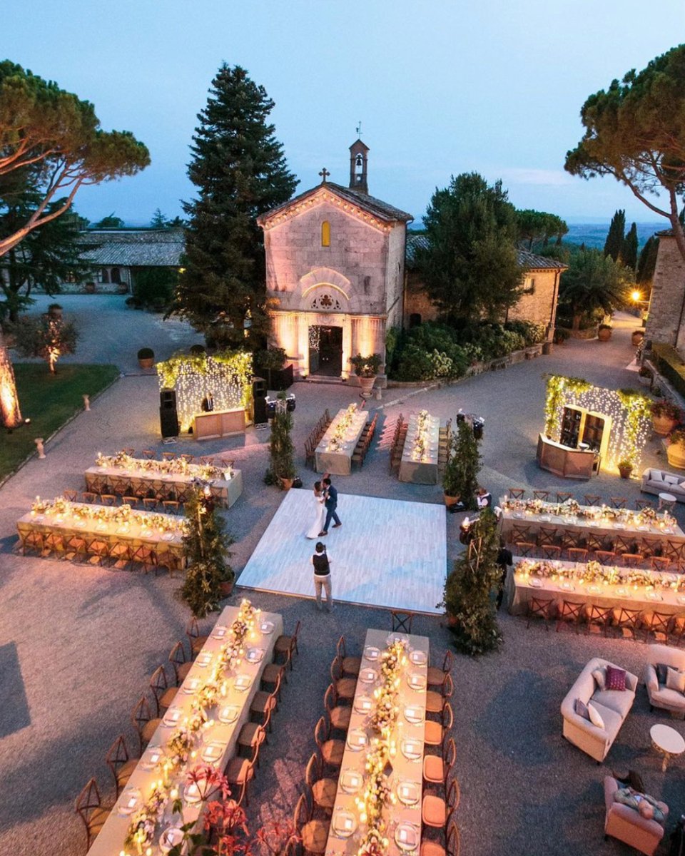 WandHmagazine's tweet photo. A dream set-up for an outdoor Italian wedding 😍 

Design, production and planning: @infinityweddingsitaly 
Flowers: @rattiflora 
Photo: @morlottistudio 

#italianwedding #destinationwedding #candelit #reception #weddingreception #weddingdecor #ido #bridal #weddingideas https://t.co/rNvp11ILnT