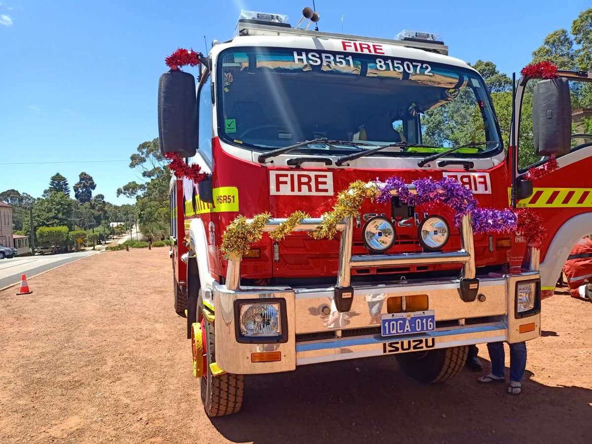 Mundaring_Lib's tweet photo. #FiretruckSanta sparks much joy for many littlies. Thank you to Mundaring Volunteer Fire and Rescue for all your selfless work through the year and for bringing smiles to our faces at these special #storytimes. #libraries #volunteer #firefighters https://t.co/tun2INc8un