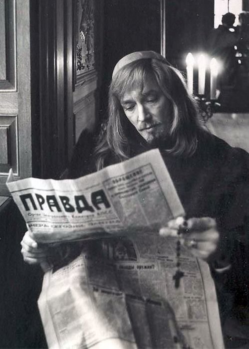 vladimirpp's tweet photo. Игорь Старыгин в роли мушкетёра Арамиса читает газету «Правда». Ибо мушкетёр в борьбе с французской буржуазией всегда должен быть политически подкован)))

#картинкадня https://t.co/6EsuSpA9DX