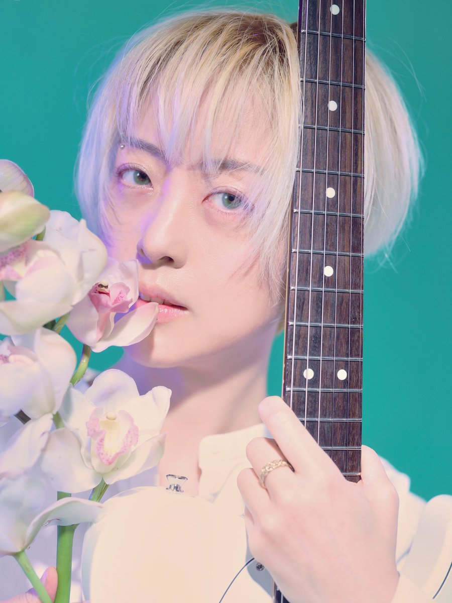DyonJoo's tweet photo. 🎸🌹🌷🕊

-

photo by mu_gung 📷🎨🌸

hair&amp;makeup @Chloe_Loe_twitt 
staff @dafne_tt https://t.co/E7wfwlQRT8