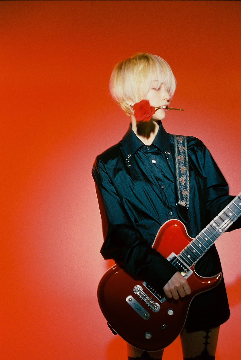 DyonJoo's tweet photo. 🎸🌹🌷🕊

-

photo by mu_gung 📷🎨🌸

hair&amp;makeup @Chloe_Loe_twitt 
staff @dafne_tt https://t.co/E7wfwlQRT8