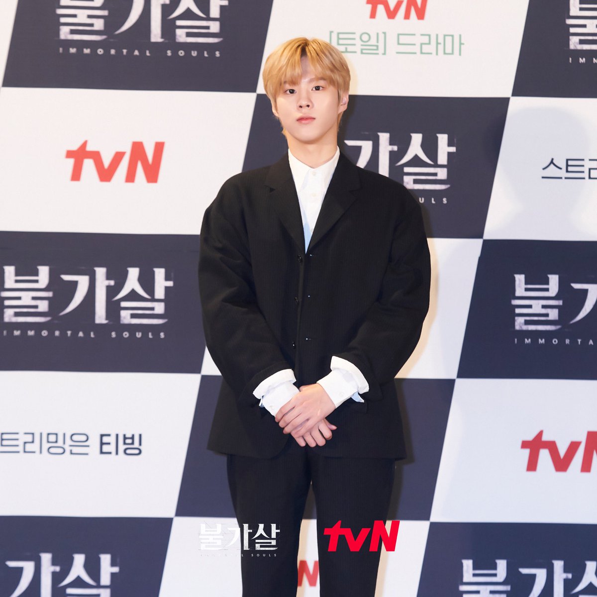 KWS_Social's tweet photo. Nias! 🌸

Look at how our #KIMWOOSEOK is so stunning during #Bulgasal’s press conference! 😍 Nias, you’re proud of Wooseok, aren’t you?

Congratulations @KWS_official_ 🥳 We are looking forward to meet Nam Doyoon very soon! 🥰💖

#김우석 #tvN #불가살 https://t.co/GCKDyYDzKz