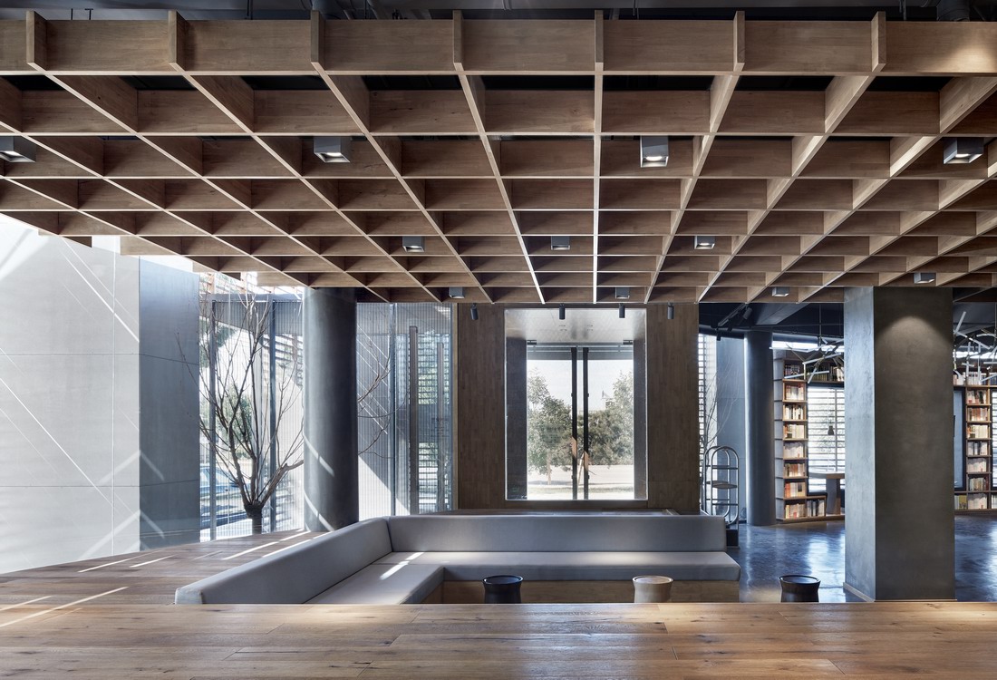 YIandMU's tweet photo. XINHUA BOOKSTORE
The designers use a simple and intuitive design to express the relationship between the readers and books through space scenes: simple, tranquil, humble and low-profile. #风合睦晨 #architecture #interiordesign #art https://t.co/UGuhCrOqgd