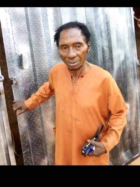 UchePOkoye's tweet photo. Dr Onuwa Odo Okoro who Married 70 Wives with 301 Children has died 

He was a celebrity Native Doctor from Aji, Enugu-Ezike , Enugu State.

The King Solomon of our time. 🙌 https://t.co/hncqS4Kv49