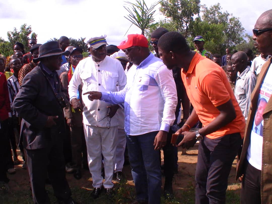 Dmusete's tweet photo. Mission ds le Gd Bandundu: RÉUSSITE !
Ns avons réouvert les bureaux de Poste, fermés depuis 30-40 ans:
Kwilu, territoires de Bagata, Idiofa, Massimanimba, dans les secteurs à Dibaya Lubwe, Mangai, Kalo, Sedzo.
Kwango, à Kenge.
#Loading145
#LePeupleD'Abord
#OnAttendPas, On fait https://t.co/KyRKmiNb1n