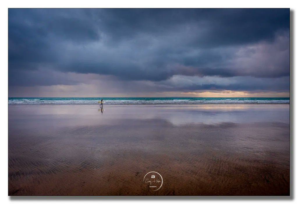 Back to something dark and moody for today's photo, with 'the surfer and the storm' on Saunton Sands... 👇

<a href="/VisitDevon/">Visit Devon</a> <a href="/DevonLife/">Devon Life</a> <a href="/StormHour/">#StormHour</a> <a href="/ThePhotoHour/">#ThePhotoHour</a> <a href="/lovenorthdevon/">North Devon</a> 
#Saunton #Devon #Northdevon #WednesdayMotivation