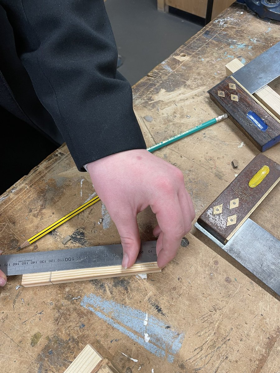 KHSDT1's tweet image. Some very accurate marking, cutting and sanding skills by 9YZ yesterday. Working both safely and competently in the workshops 👏 da iawn pawb #usblights