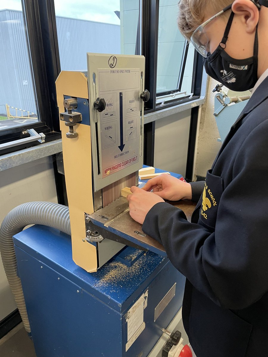 KHSDT1's tweet image. Some very accurate marking, cutting and sanding skills by 9YZ yesterday. Working both safely and competently in the workshops 👏 da iawn pawb #usblights