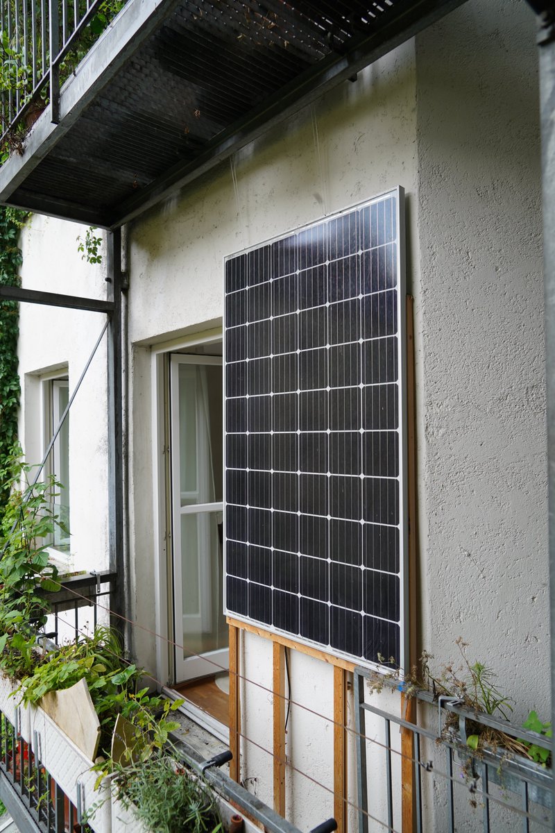 VQuaschning's tweet photo. Wollt Ihr mit einer Stecker-Solaranlage einen Beitrag zum #Klimaschutz leisten?
Wir haben an der @HTW_Berlin den Rechner dazu entwickelt:
https://t.co/EQAh3Yh1n4 https://t.co/8QgKraFSGe