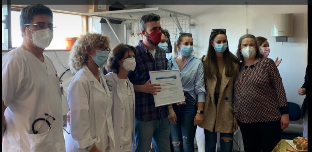 csaludsanjuan's tweet photo. Como ya es costumbre, el día que @csaludsanjuan su patrón,hacemos un reconocimiento, a quienes de manera desinteresada,nos han ayudado en nuestra labor. Este año el agradecimiento ha sido para el servicio de micro de @HospitalPdH y nuestro conductor de @Uber_ES Roberto. GRACIAS👏🏻 https://t.co/akGQF2sHmy