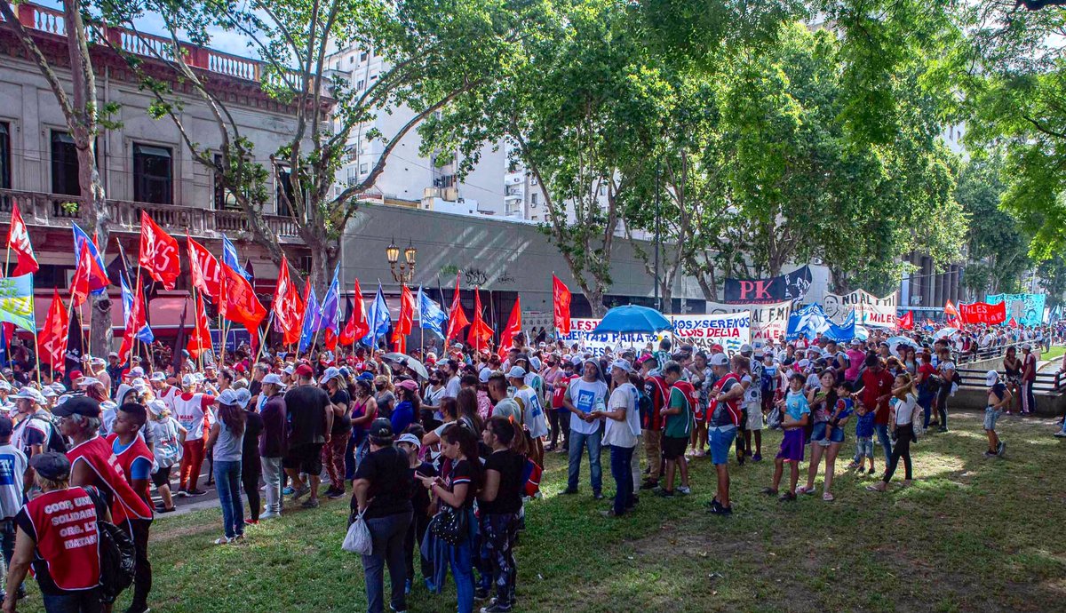 PartidoMilesTTT's tweet photo. MULTITUDINARIA presencia del @PartidoMilesTTT el pasado 10 de Diciembre!
@Luis_Delia marcha junto al Juez Juan Ramos Padilla, Rosana Mattarollo, Hipólito Irigoyen y Lorena Felices encabezando la columna de más de 300 metros de la gloriosa FTV (Federación Tierra y Vivienda) 🇳🇮. https://t.co/8KR95kCHGN