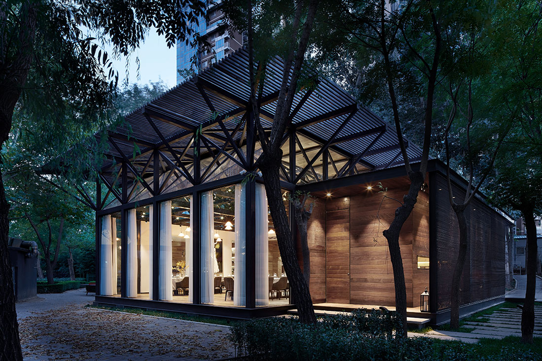 YIandMU's tweet photo. BLUE LAKE HOUSE
From dawn till dusk, the lively sun makes its timely rise and fall and immerses the whole House with light that scatters and penetrates through the surrounding trunks and leaves. #风合睦晨 #architecture #interiordesign #art https://t.co/9RdFwIIiMw