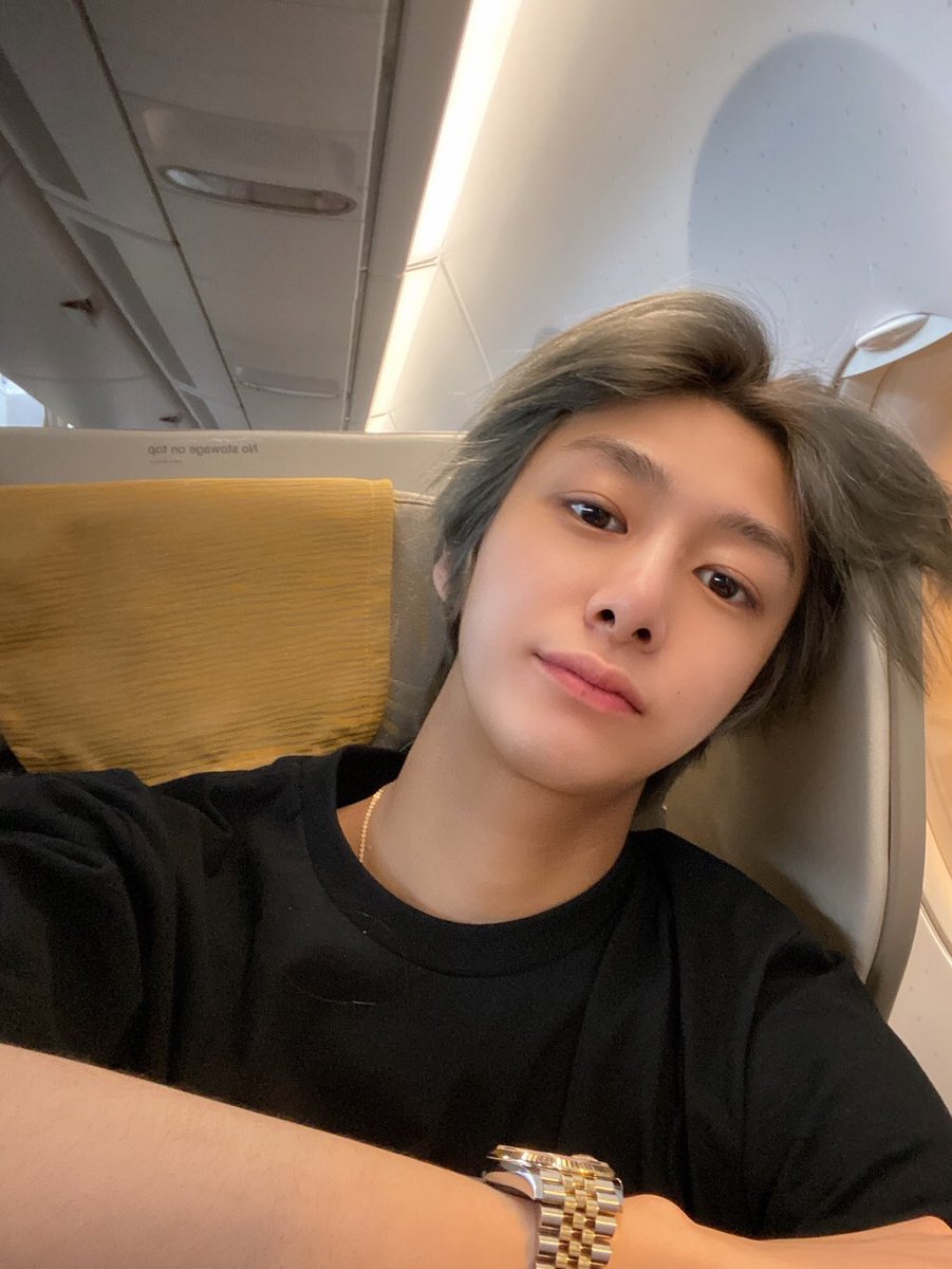 amberr618's tweet photo. remember when hyungwon asked changkyun to help him edit his flyaway hairs and changkyun just- https://t.co/50fRW9Ezfz