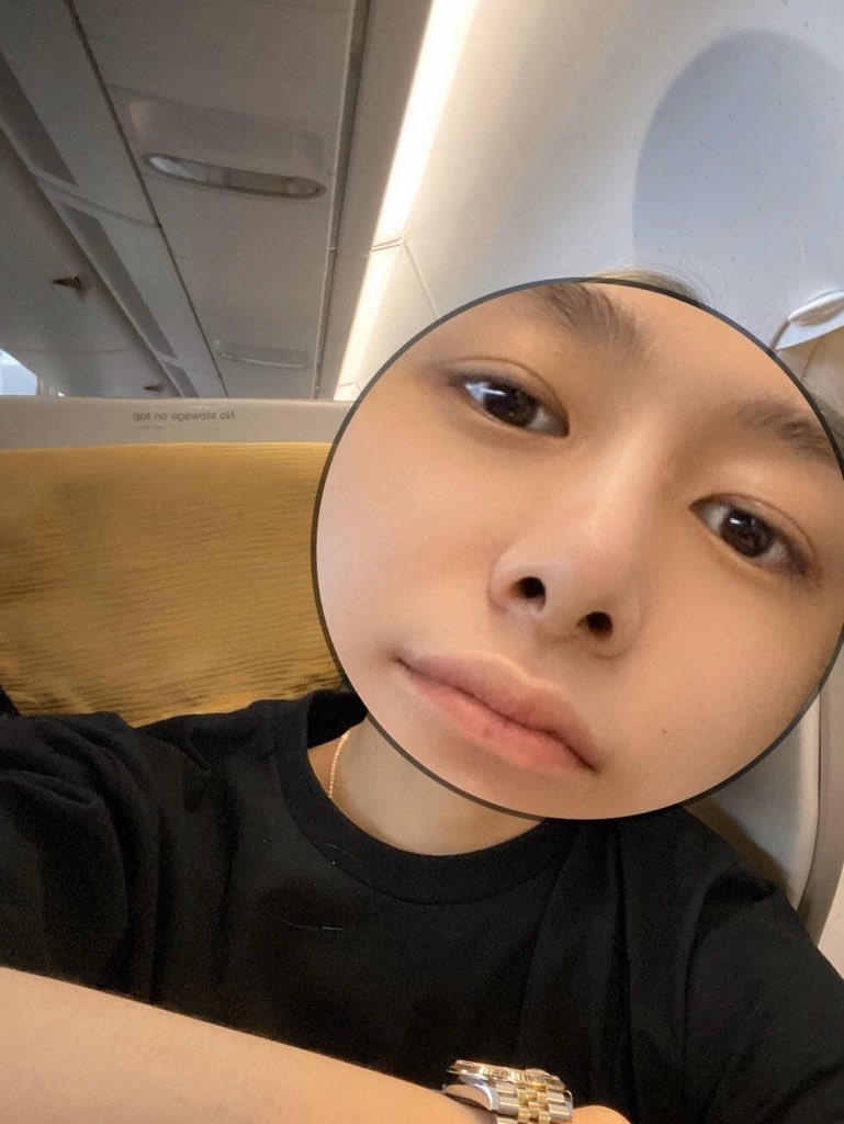 amberr618's tweet photo. remember when hyungwon asked changkyun to help him edit his flyaway hairs and changkyun just- https://t.co/50fRW9Ezfz