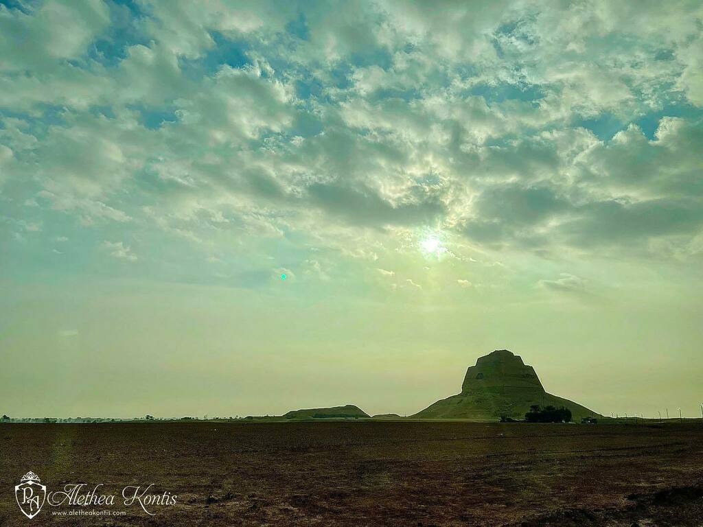 AletheaKontis's tweet photo. The majestic Meidum Pyramid ๐๐ซ๐
.
#ATPChaosEgypt @ktempestbradford @piperjdrake @aletheakontis @tinytempest #FayoumPyramid #Hawara #ElLahun #MeidumPyramid #Labyrinth #authorsofig #landscapephotography #VisitEgypt #ancientegypt #EgyptPhotography #Phโฆ https://t.co/NxdG7QL6wD https://t.co/NSaxgU01iI