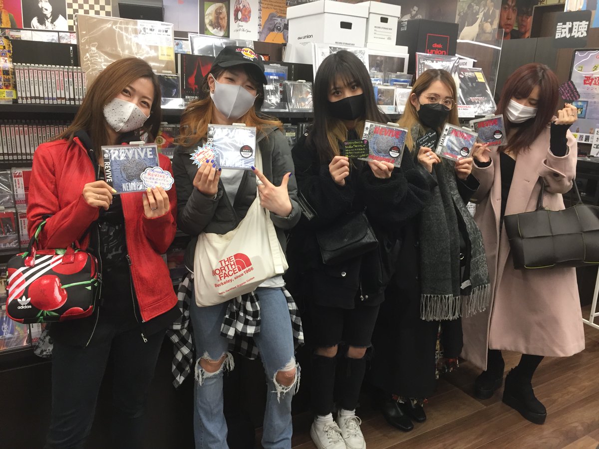 dp2_diskunion's tweet photo. 😆ご来店ありがとうございます!!😆
遂に1stフルアルバム『#REVIVE』をリリースされた「#NEMOPHILA」メンバー様ご来店‼️
手書きのPOPを頂き、またお写真にも応じていただけました……‼️ 　誠にありがとうございます🤘

先日のROCK FUJIYAMAをご覧になられた方も多いのでは👉https://t.co/vJmU31xZt1 https://t.co/gPaVsRDNdN