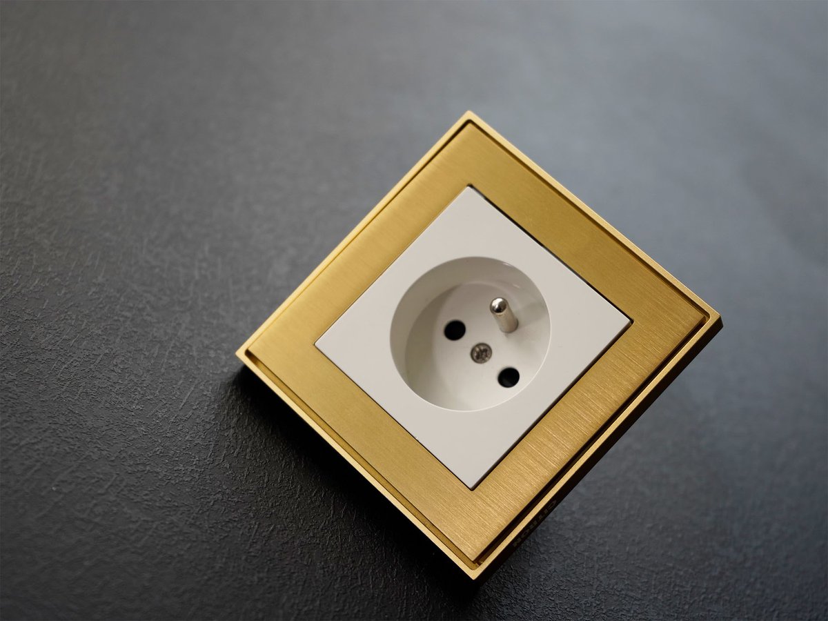 StonemanLi's tweet photo. Golden switches &amp; sockets https://t.co/VpwkptalOu