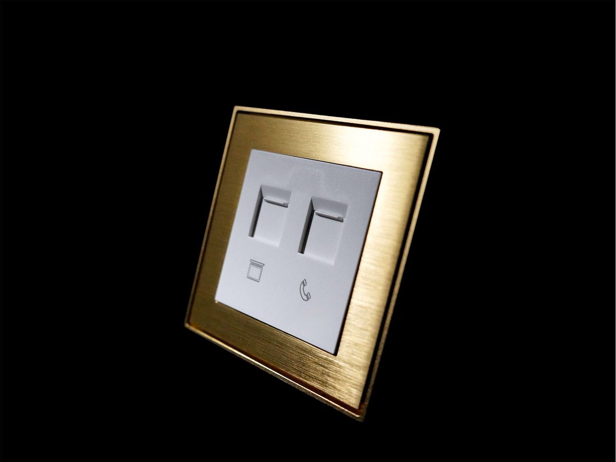 StonemanLi's tweet photo. Golden switches &amp; sockets https://t.co/VpwkptalOu