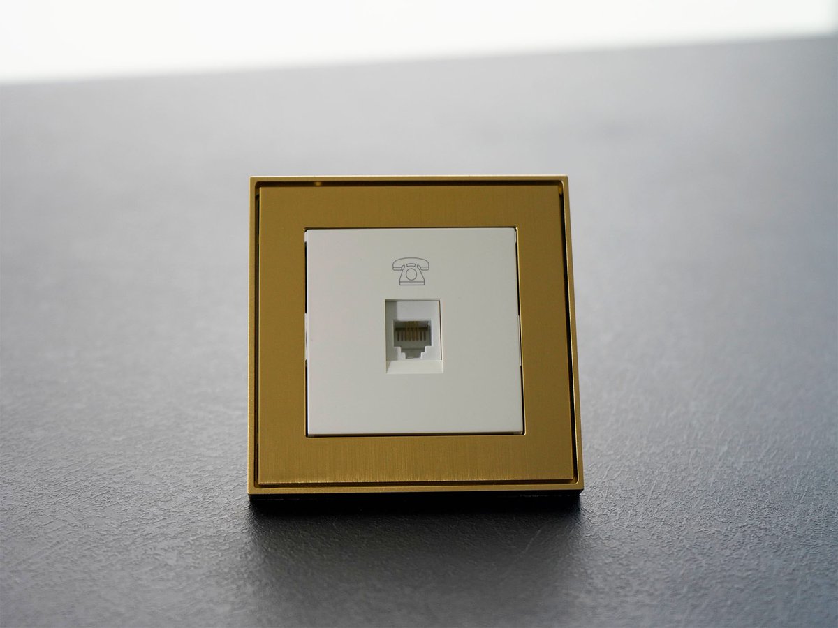 StonemanLi's tweet photo. Golden switches &amp; sockets https://t.co/VpwkptalOu