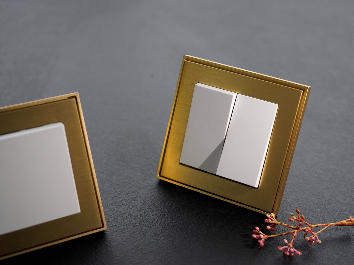 StonemanLi's tweet photo. Golden switches &amp; sockets https://t.co/VpwkptalOu