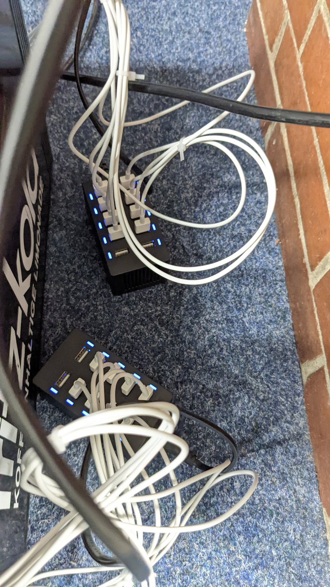 caasy3108's tweet photo. Kleiner Tipp für Schulen mit mehr iPads als Koffer: die Kisten von @fritzkola haben Platz für 16 iPads. Die bunten Hüllen von Shockguard sitzen perfekt drin. Mit USB-Ladegeräten eine billigere und leichtere Alternative als iPad-Koffer @berndsippel #twlz #digitalisierung https://t.co/useMr9ehXg
