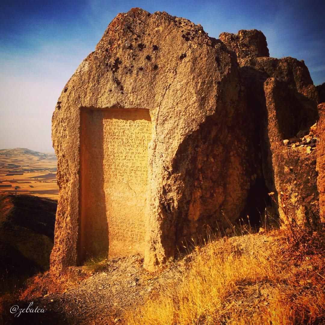 📍Palu 
3 bin yıllık taş kitabe !
Elazığ’da Palu Kalesi’nde bulunan ve Urartu Kralı Menua tarafından kayaya çivi yazısıyla yaptırılan taş kitabe #urartu #arkeoloji 

📸 Zebat Septioğlu