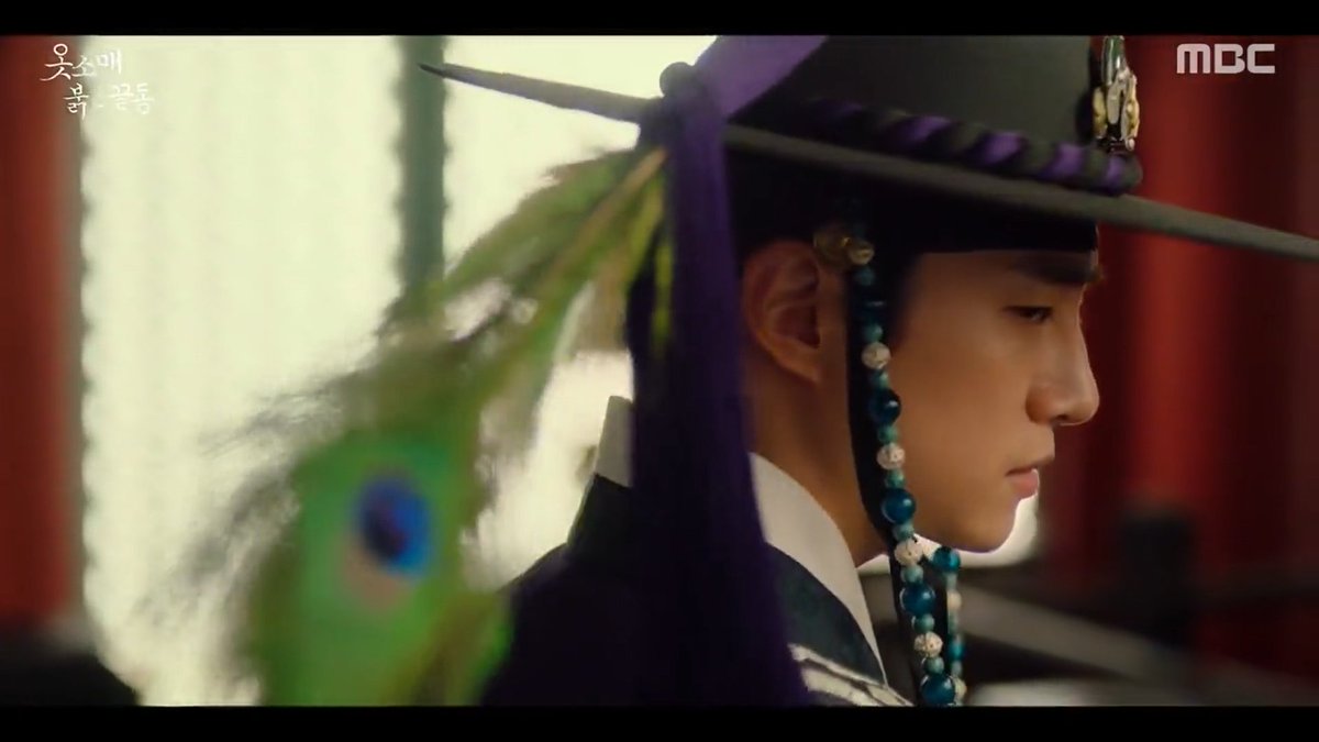 Shouldn't the crown prince have more peacock feathers?
Like Lee Yul had 6 on his.

#TheRedSleeve #100DMP https://t.co/sf9FjMUPXs