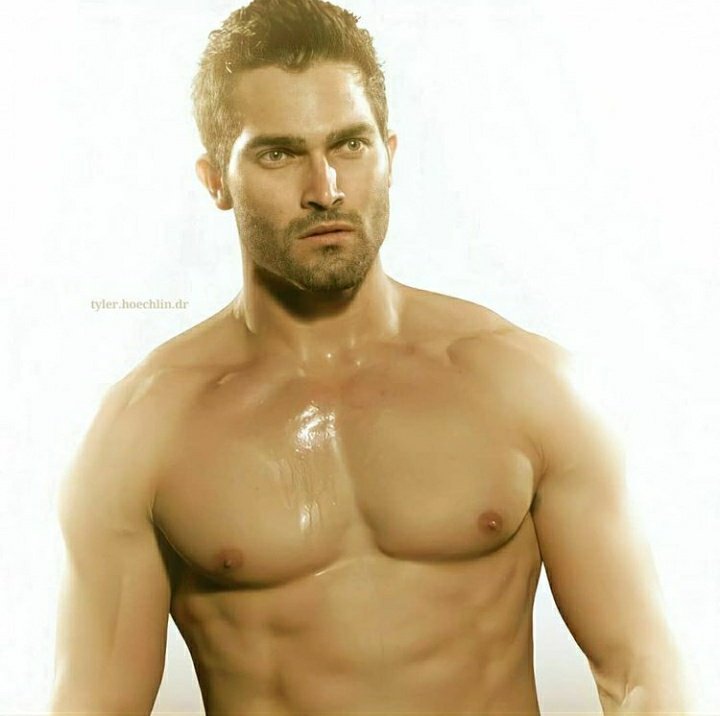 j_onnLee's tweet photo. Greek God ๐ฅฐ
#TylerHoechlin
#SuperHoechlin
#DerekHale
#TeenWolf https://t.co/up0P2dCWaz
