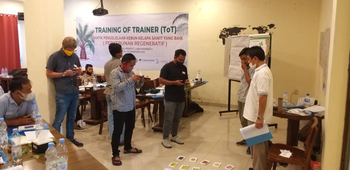 SNVIndonesia's tweet image. In a three-day Training of Trainers started on December 14th, SNV Indonesia is preparing champion smallholders as future trainers of #oilpalm #regenerativeagriculture. As much as 16 selected #oilpalmsmallholders in #labuhanbatu participated in this training.