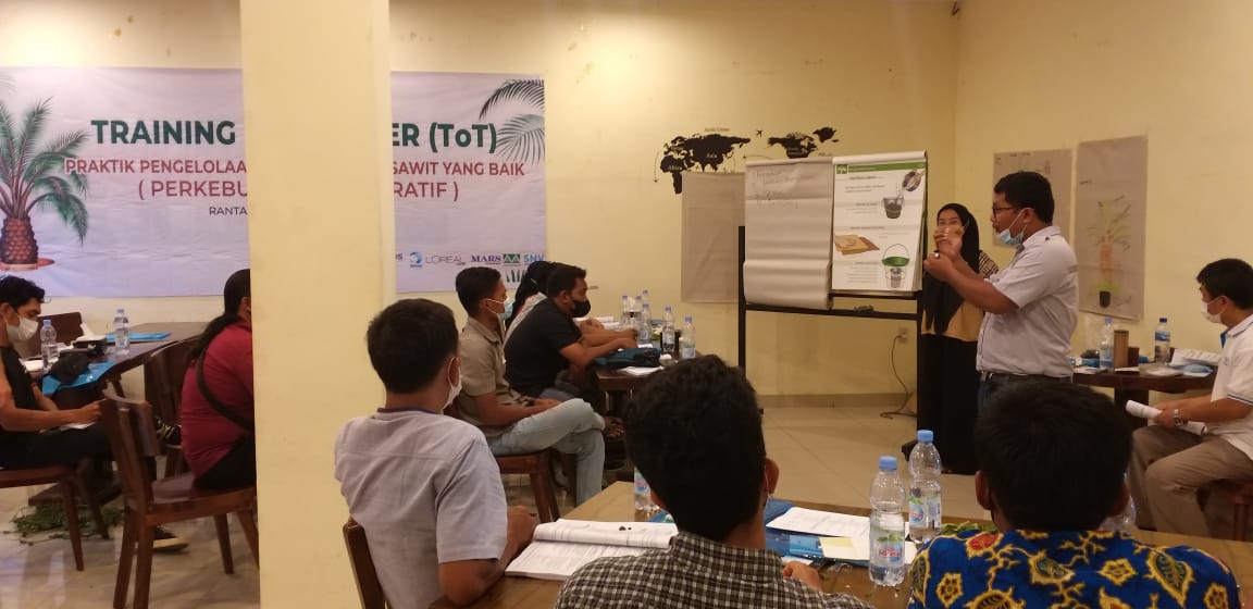 SNVIndonesia's tweet image. In a three-day Training of Trainers started on December 14th, SNV Indonesia is preparing champion smallholders as future trainers of #oilpalm #regenerativeagriculture. As much as 16 selected #oilpalmsmallholders in #labuhanbatu participated in this training.