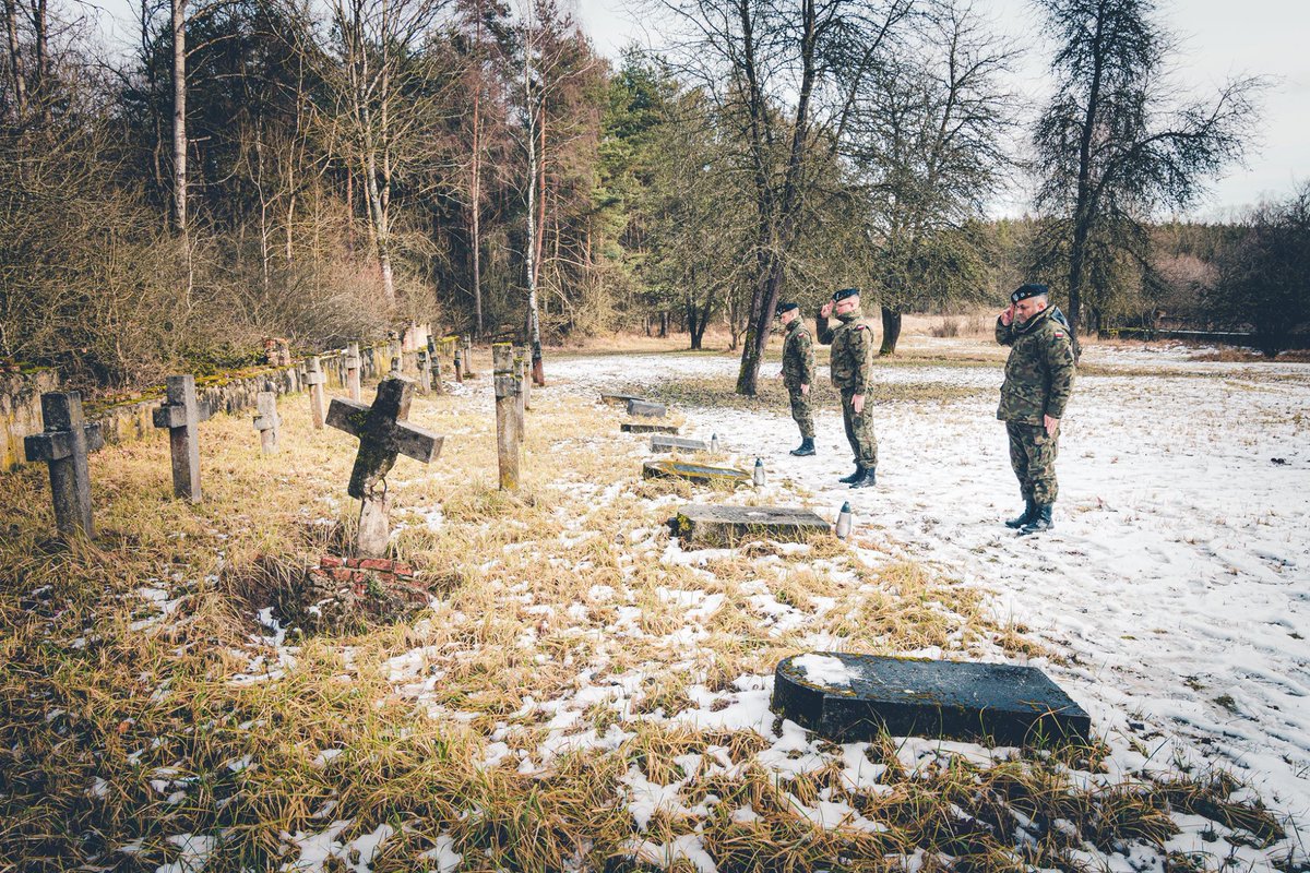 11LDKPanc's tweet photo. Łączy nas pamięć i szacunek dla historii. Żołnierze #CzarnaDywizja kilka lat temu i przed kilkoma dniami żołnierze 1st #ABCTeam, 1st Infantry Division oddali cześć spoczywającym Polakom, którzy zmarli po zakończeniu IIWŚ w czasie pobytu w obozie przejściowym w Hohenfels. https://t.co/GqbWm1XMwO
