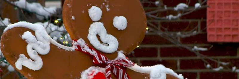 lasmananaskiss's tweet photo. Virginia Hoffman, una diseñadora de interiores de Salt Lake City, ha decorado su casa como si fuera de pan de jengibre. Está revestida con espuma, masilla y poliestireno simulando galleta, chocolate y gominolas #LMK #Navidad #Decoración #GingerHouse https://t.co/F6yh03egkA