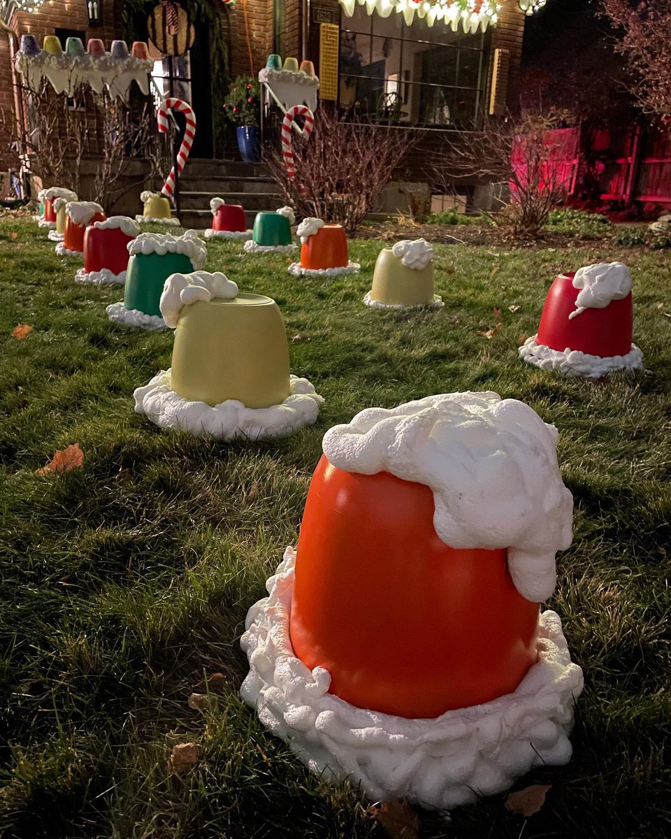 lasmananaskiss's tweet photo. Virginia Hoffman, una diseñadora de interiores de Salt Lake City, ha decorado su casa como si fuera de pan de jengibre. Está revestida con espuma, masilla y poliestireno simulando galleta, chocolate y gominolas #LMK #Navidad #Decoración #GingerHouse https://t.co/F6yh03egkA