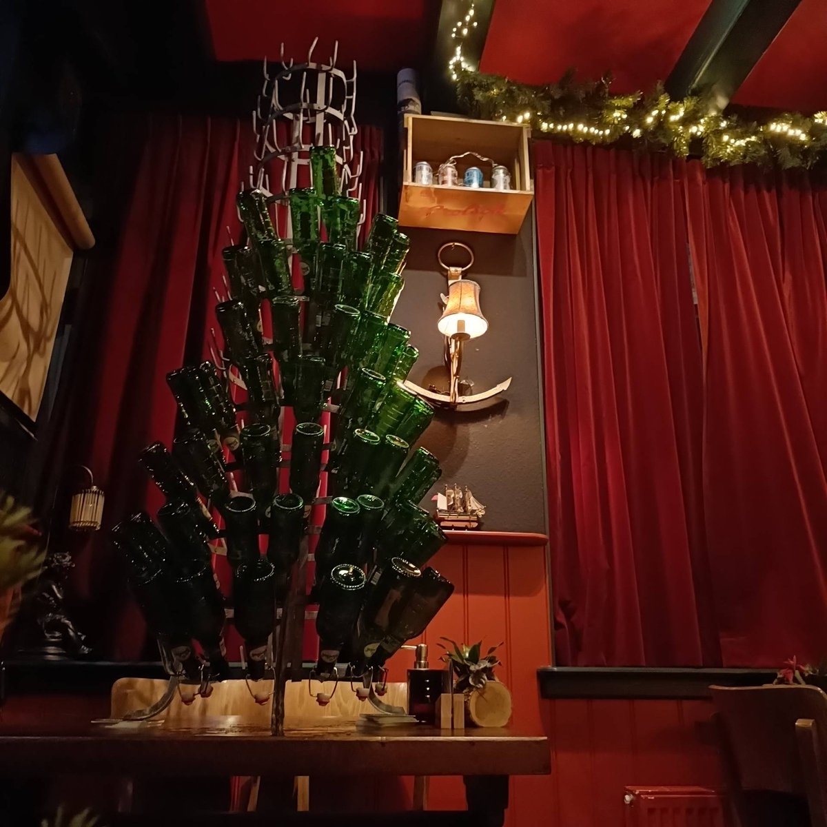 Onze Grolsch boom begint al mooi vol te raken! Met een beetje wilskracht drinken jullie hem vanmiddag wel vol! We zijn open vanaf 14.00. voor wie de boom vol maakt hebben we een "piek" een anderhalve liter beugelfles!