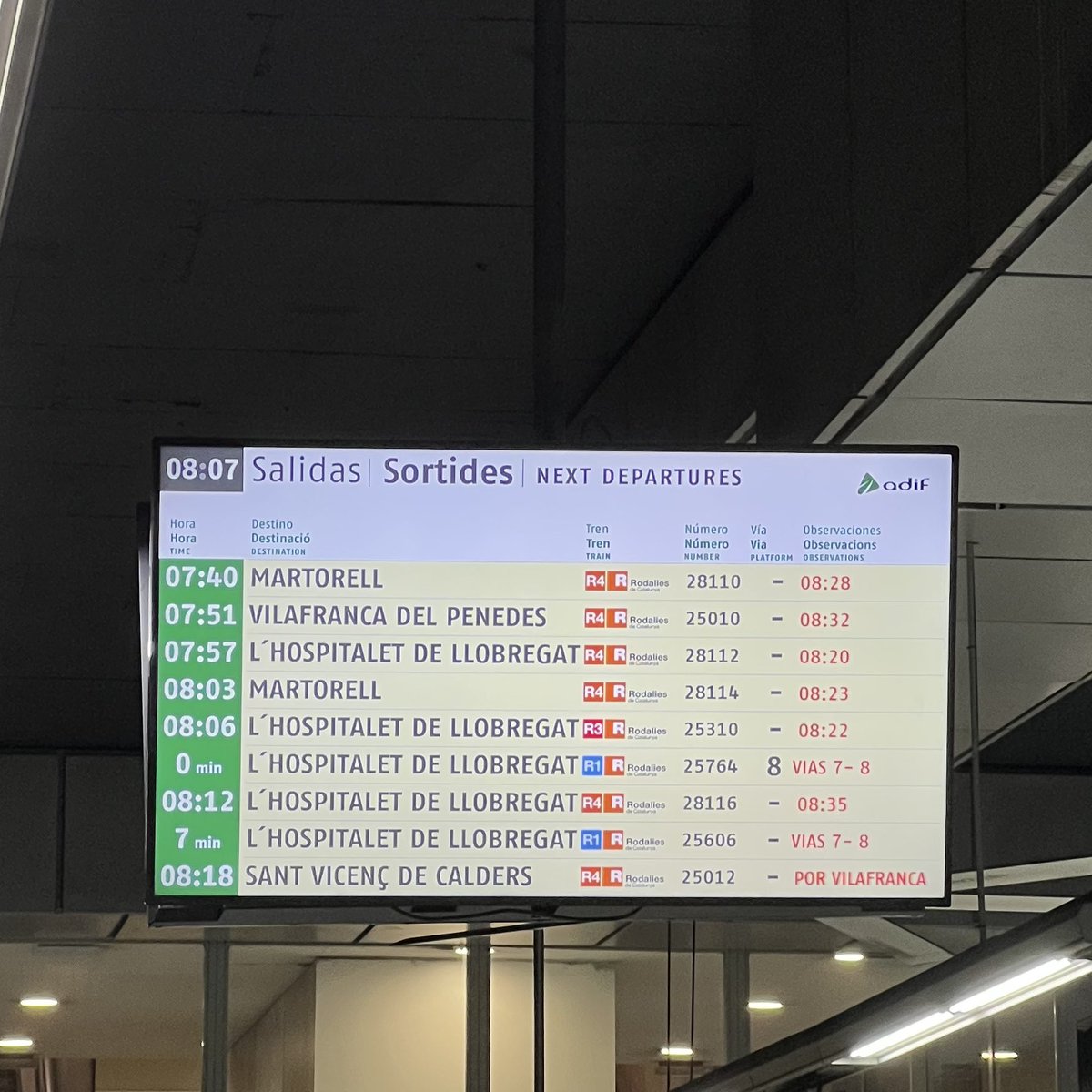caba213's tweet photo. @rodalies como es posible que se retrasen tantísimo todos los trenes? Solo hay opción ahira mismo de llegar hasta Hospitalet…al menos podría indicarse antes de pasar el ticket de la entrada para tomar otra alternativa de viaje… https://t.co/bFIzbqZk7H