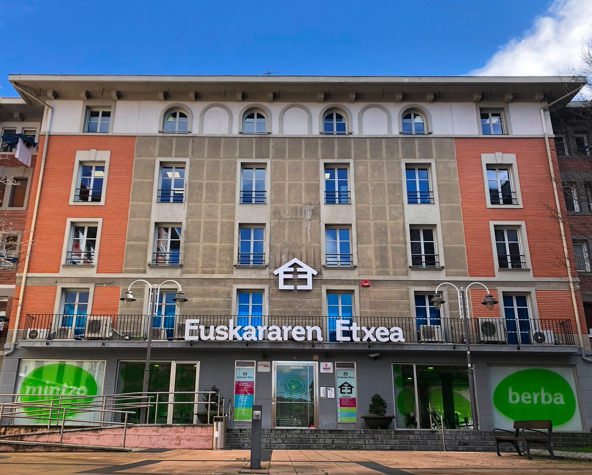 emun_taldea's tweet photo. Lantoki berria izango dugu aurrerantzean Bilbon, Euskararen Etxeko lantoki kooperatiboan. EMUNek euskalgintzako beste eragile batzuekin partekatuko dugu lantokia. Elkarlanerako gertu gaude. #EmunBidea @euskararenetxea https://t.co/0kUAA8U72L