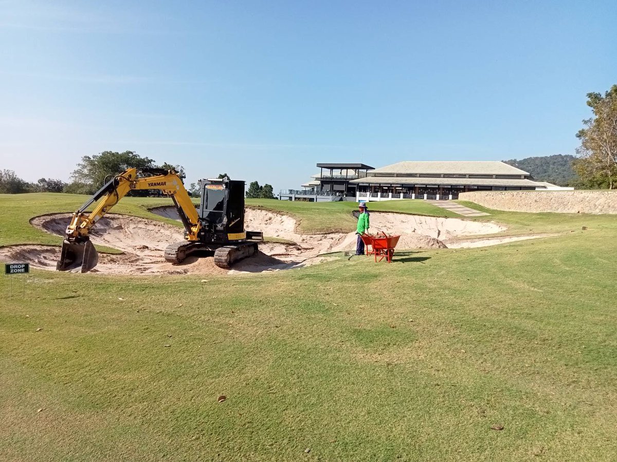STSAsia's tweet photo. Smashing out the Bunkers at the prestigious Black Mountain Golf Club in Hua Hin, Thailand. #sandtrapper #durabunker #stsbunkers #blackmountain https://t.co/6iQC75zSPb