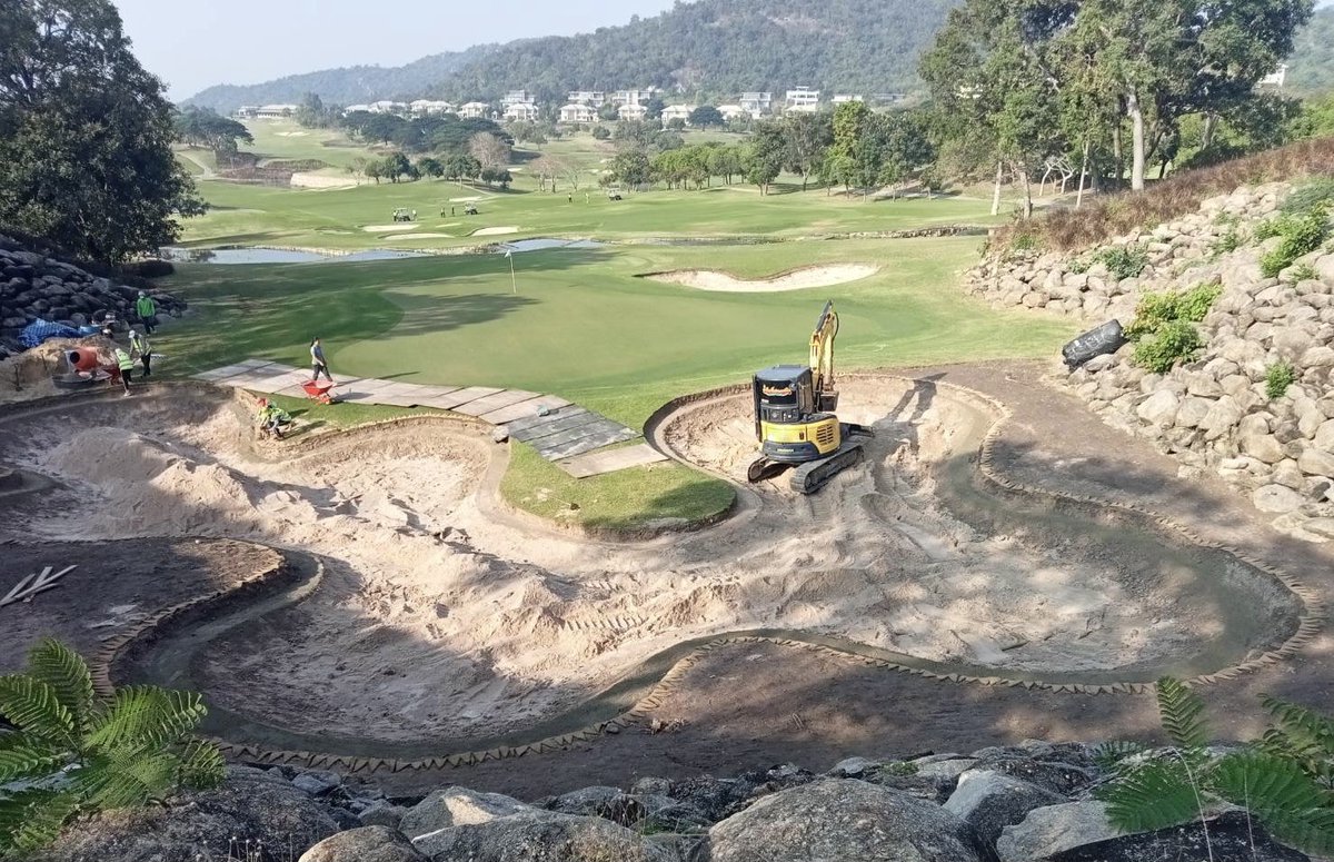 STSAsia's tweet photo. Smashing out the Bunkers at the prestigious Black Mountain Golf Club in Hua Hin, Thailand. #sandtrapper #durabunker #stsbunkers #blackmountain https://t.co/6iQC75zSPb