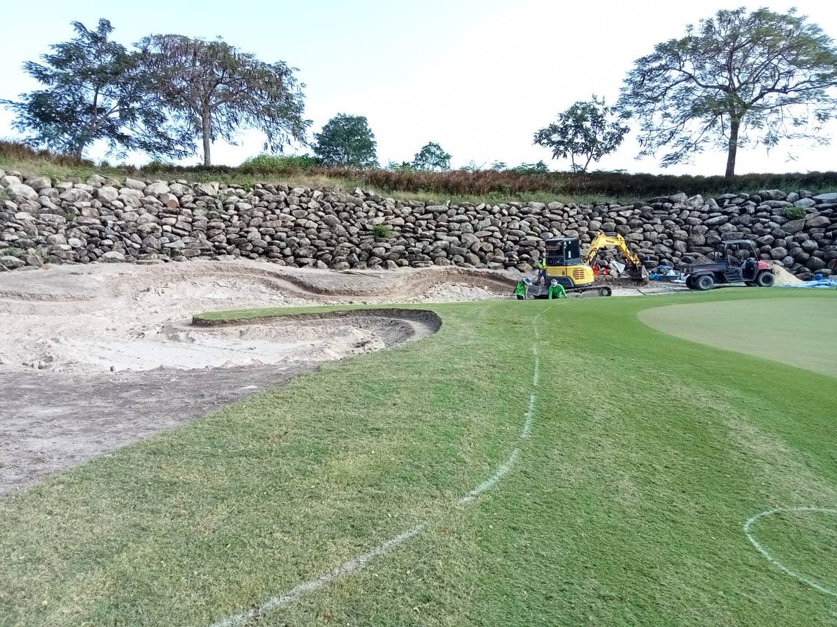 STSAsia's tweet photo. Smashing out the Bunkers at the prestigious Black Mountain Golf Club in Hua Hin, Thailand. #sandtrapper #durabunker #stsbunkers #blackmountain https://t.co/6iQC75zSPb