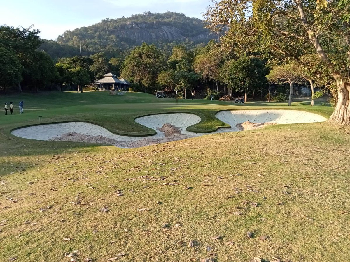STSAsia's tweet photo. Smashing out the Bunkers at the prestigious Black Mountain Golf Club in Hua Hin, Thailand. #sandtrapper #durabunker #stsbunkers #blackmountain https://t.co/6iQC75zSPb