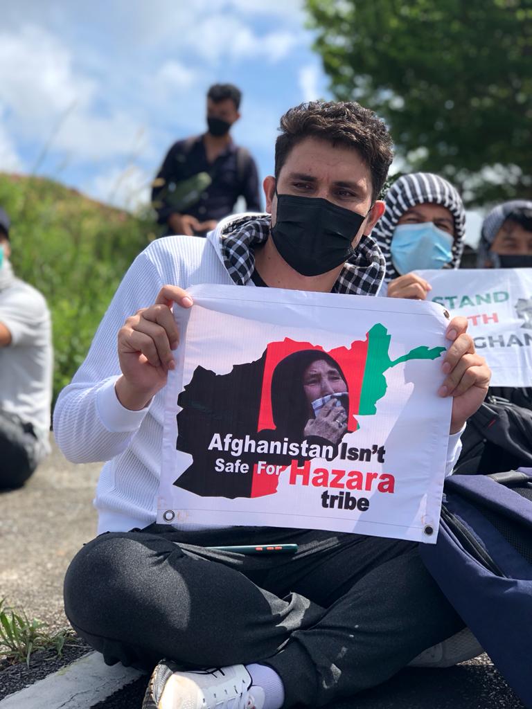 hassanihazara7's tweet photo. لطفا با پناهندگانی اندونزی هم صدا شوید
شاید همان متن و هشتک شما با ما کمک کرد  تا۸۰۰۰ هزار مهاجر افغانستانی از این بد بختی نجات یافت 🤝
#EndTo10YearsInLimboIn https://t.co/b7ewk75idH