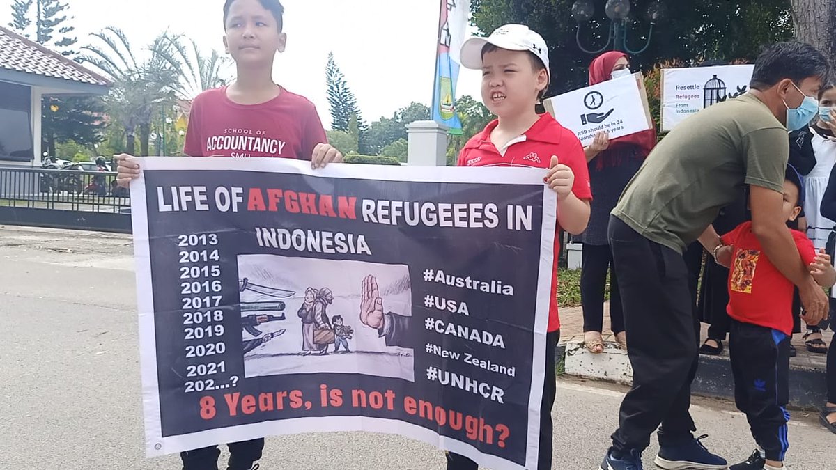 hassanihazara7's tweet photo. لطفا با پناهندگانی اندونزی هم صدا شوید
شاید همان متن و هشتک شما با ما کمک کرد  تا۸۰۰۰ هزار مهاجر افغانستانی از این بد بختی نجات یافت 🤝
#EndTo10YearsInLimboIn https://t.co/b7ewk75idH