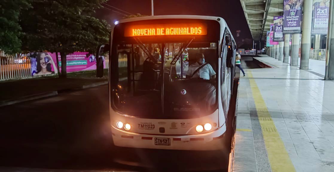 transmetrobaq's tweet photo. Hemos llegado al ombligo de la semana  con las ganas de seguir entregando lo mejor de nosotros en cada una de las actividades propuestas. ☀️😍

Nuestro equipo de colaboradores está listo para llevarte a donde necesites.🚉🔜🏬

¡Hoy será un gran día! 💙

#FelizMiércoles https://t.co/e0byUPPxLG