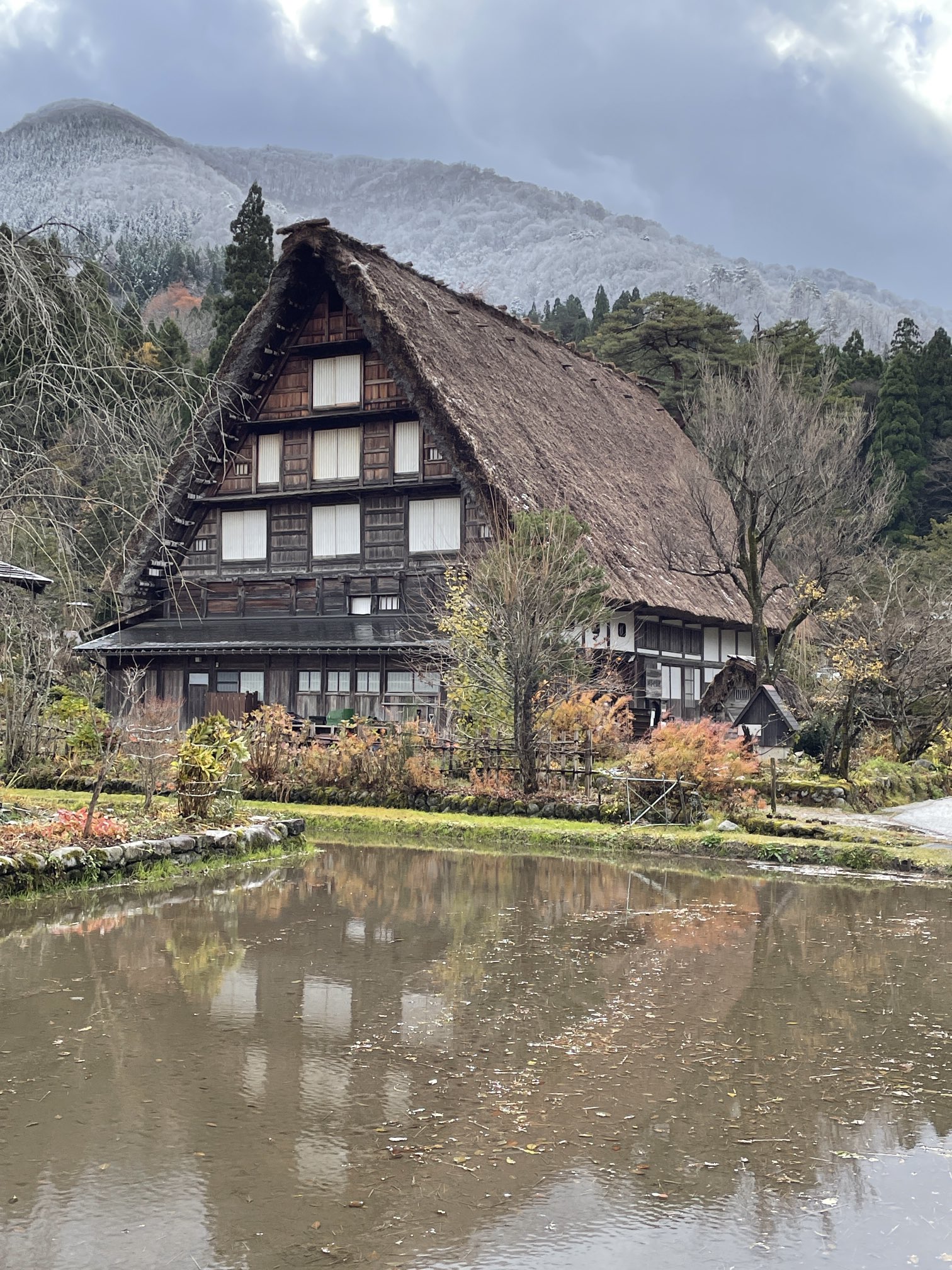 香炉 白川郷合掌造り 焼き締め