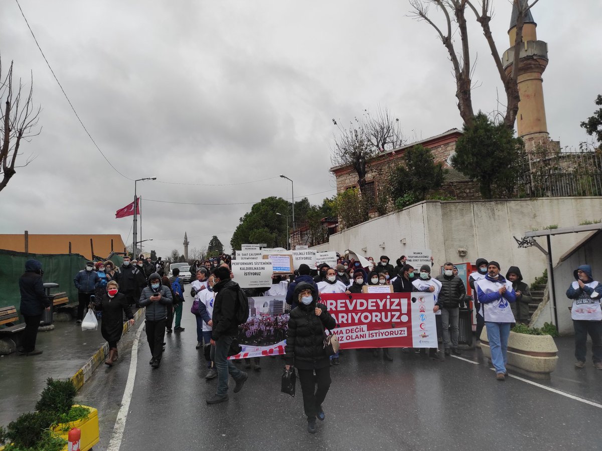 devogretmen's tweet photo. Sağlık emek ve meslek örgütleri hakları için Grev'de!
İstanbul EAH ve Cerrahpaşa Tıp Fakültesi'nde çalışan sağlık emekçileri Cerrahpaşa Tıp Fakültesi yerleşkesinde hakları için yürüyor...
#Grevdeyiz
@sesgenelmerkezi 
@sendika_org https://t.co/sTvwQ0bNgP
