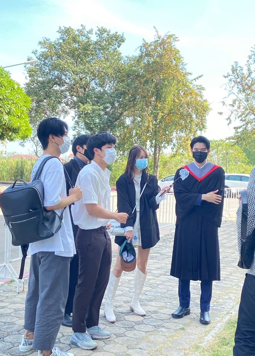 yinwarfamilysup's tweet photo. จะขาด พี่วอร์ ได้ยังใง จริงไหมค่ะ 🤗​
#YinYinGraduation https://t.co/6E5Cl0Rz5p