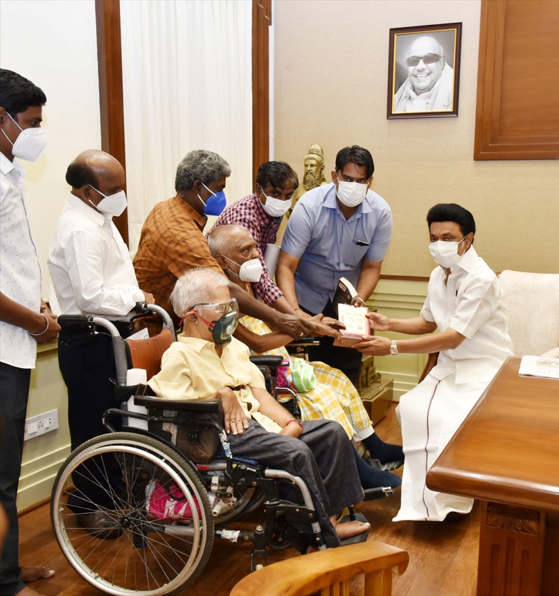 பத்மஸ்ரீ விருது பெற்ற அமர் சேவா சங்கத்தின் நிறுவனர் திரு. எஸ்.ராமகிருஷ்ணன் அவர்கள் மாண்புமிகு முதலமைச்சர் <a href="/mkstalin/">M.K.Stalin - தமிழ்நாட்டை தலைகுனிய விடமாட்டேன்</a> அவர்களை சந்தித்து, விருதினை காண்பித்து வாழ்த்து பெற்றார்.