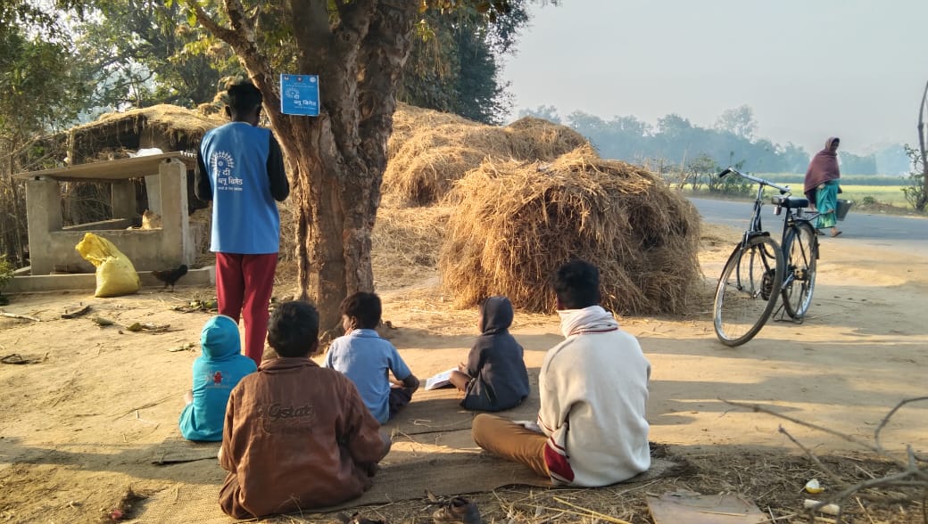 NssBalrampur's tweet photo. ब्लू ब्रिगेड के तहत गवर्नमेंट हायर सेकेंडरी स्कूल महाराजगंज जिला बलरामपुर के स्वयंसेवक अमित के द्वारा बच्चों को पढ़ाते हुए
@NSSRDBhopal @_NSSIndia 
@NssChhattisgarh @ListenKabir https://t.co/PyVFEYcQzw