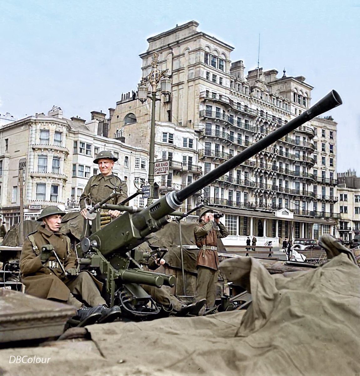 colour_history's tweet image. Gunners of a Light Anti-Aircraft Regiment, Royal Canadian Artillery (R.C.A.) manning a 40mm. Bofors gun on guard against "tip-and-run" raids by Fw-190s, positioned opposite the Grand Hotel on the Kings Road promenade in Brighton, Sussex. March 1943.
Library and Archives Canada